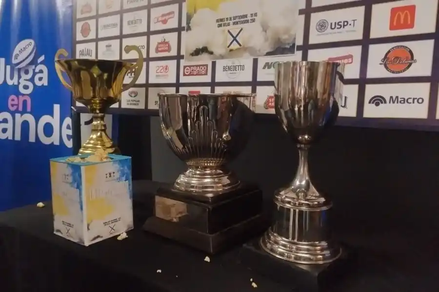 Las tres copas estaban exhibidas en el hall de entrada. 