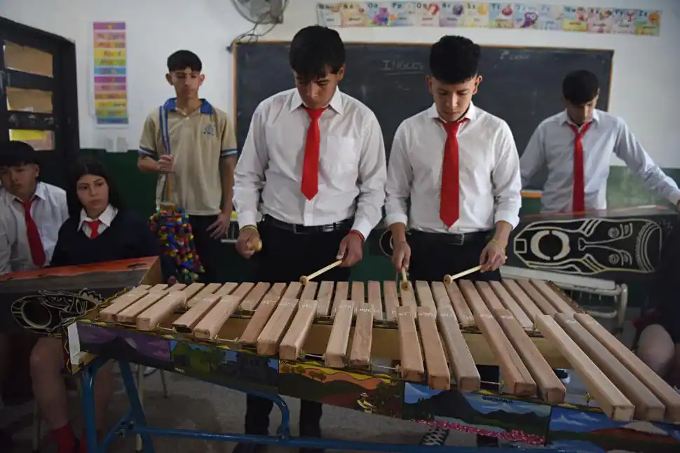 Antes del Día del Estudiante: instrumentos musicales reciclados con elementos del aula