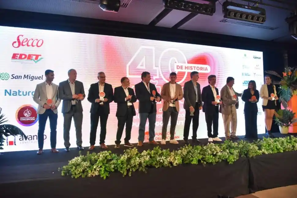 DISTINCIÓN. Hubo reconocimiento a miembros del consejo directivo.