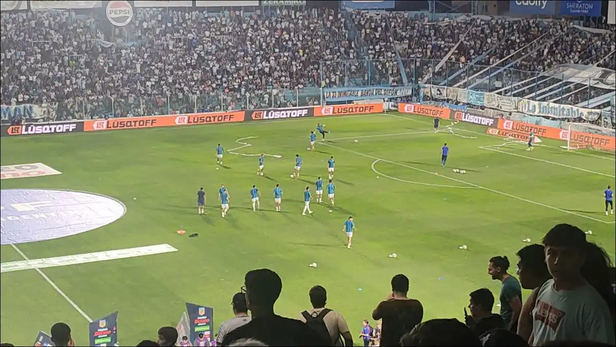 El Decano ingresó al campo de juego