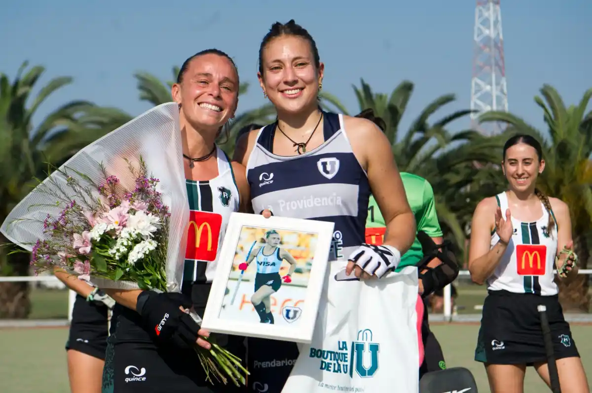 DISTINCIÓN. Sauze recibió un ramo de flores y un cuadro, por parte de la capitana de Universitario.