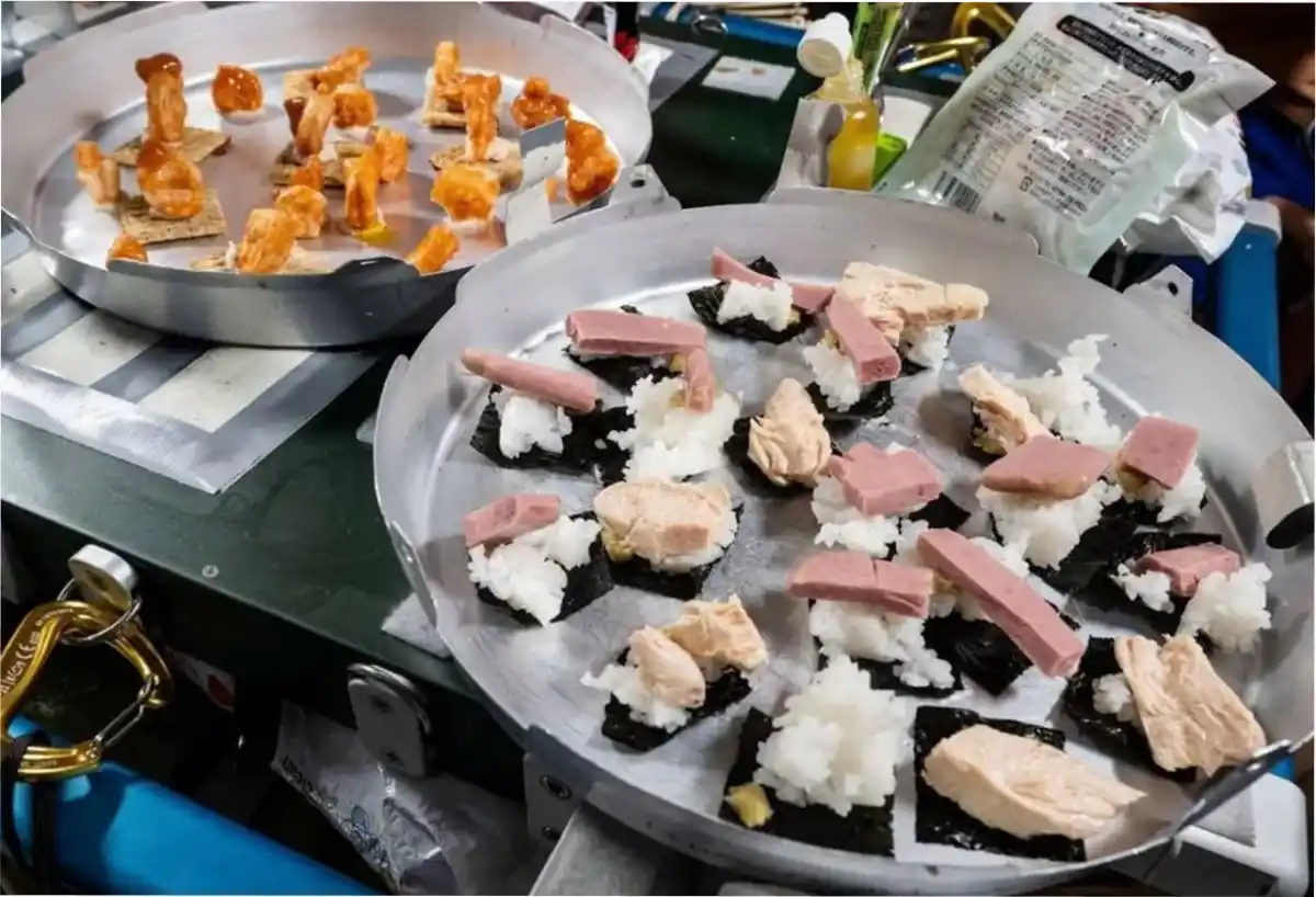 Con ingredientes como algas, atún y arroz, los astronautas de la ISS prepararon su popio sushi.