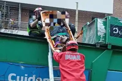 Córdoba: un hombre dormía en un contenedor, quedó atrapado en un camión de basura y lo rescataron a punto de morir aplastado