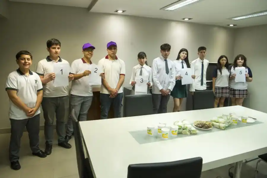 SORTEO. En la previa de la competencia, cada uno eligió un sobre que definió el orden de participación.