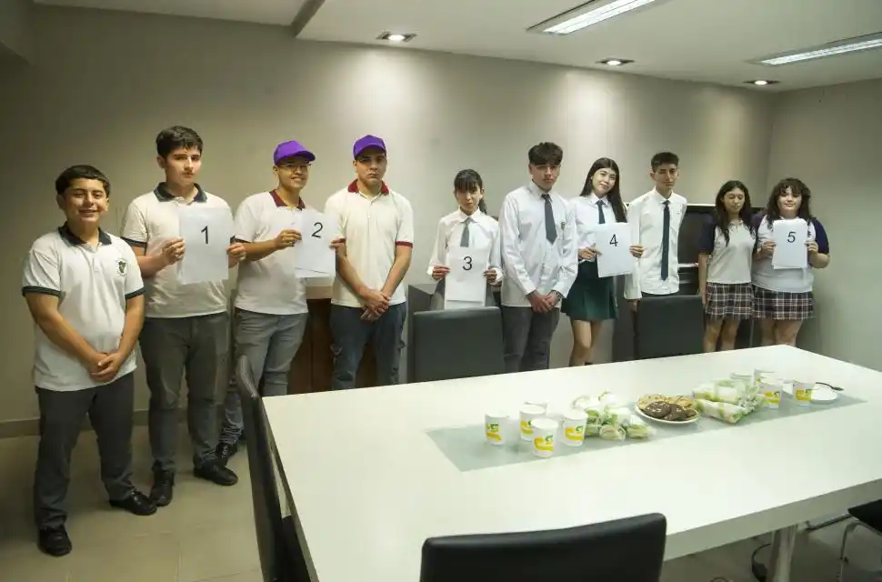 SORTEO. En la previa de la competencia, cada uno eligió un sobre que definió el orden de participación.