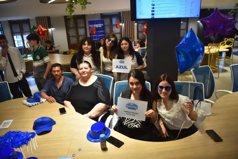 SERES QUERIDOS. Papás y docentes acompañaron a Rocío y Blanca.