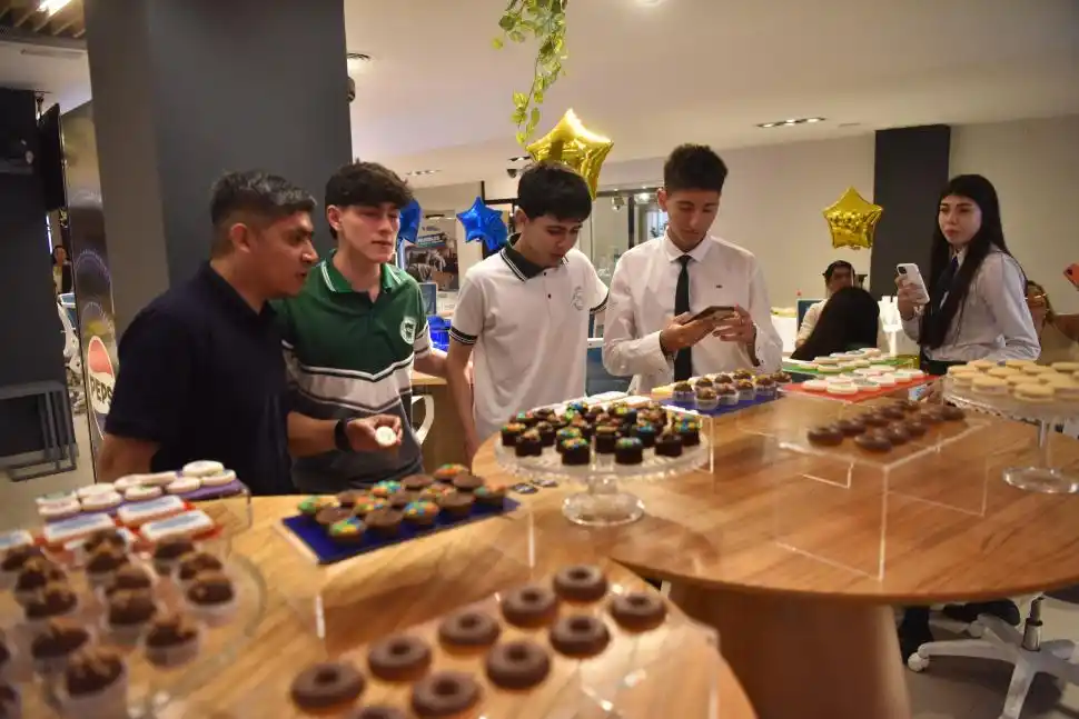 UN POCO DE SABOR. Un catering lleno de cosas dulces, fue preparado para participantes y familiares.