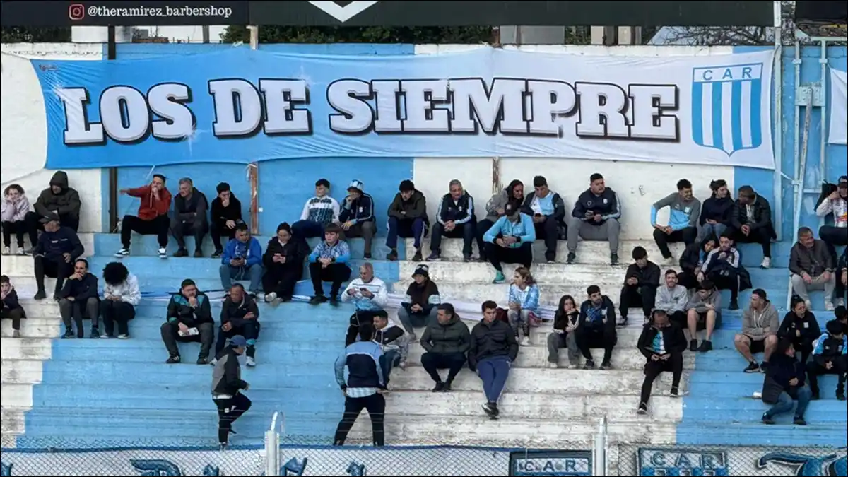 BANDERAS QUE HABLAN. En Nueva Italia, los hinchas de Racing cuelgan sus mensajes de aliento en cada partido.