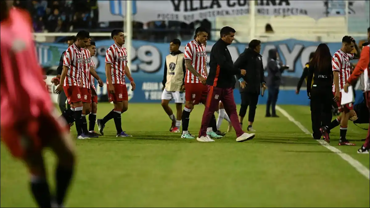 GOLPE DURO. El “Santo” cayó en Córdoba y quedó condicionado en su pelea por la clasificación.