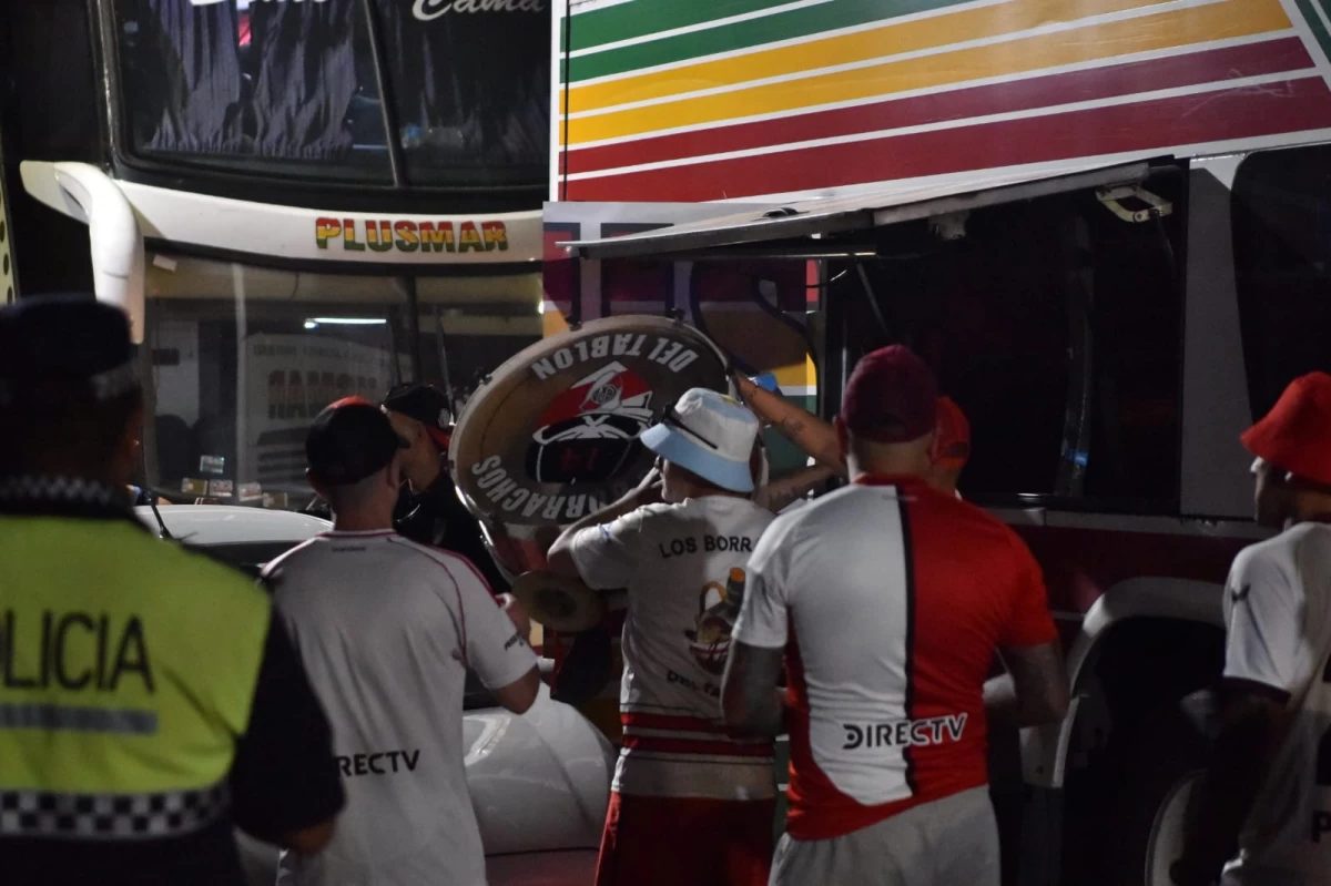 La barra de River llegó a la capital tucumana alrededor de las 20.30.