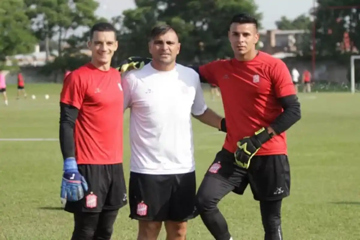 OPORTUNIDAD. Carrizo (derecha) posa junto a Darío Sand y al entrenador de arqueros Fabián Velárdez. 