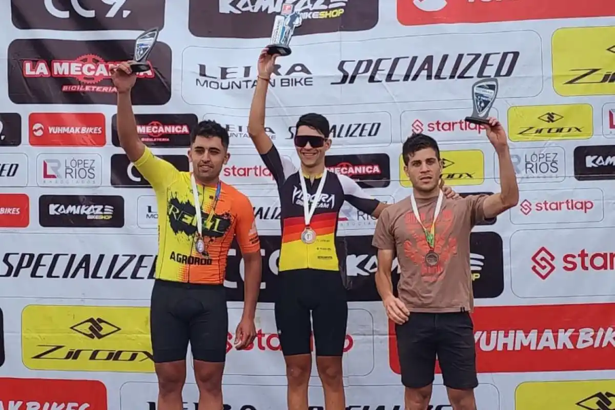PURA FELICIDAD. “Nico” Ortiz (centro) ganó en la última fecha y se consagró campeón del torneo Tucumano de cross rural.