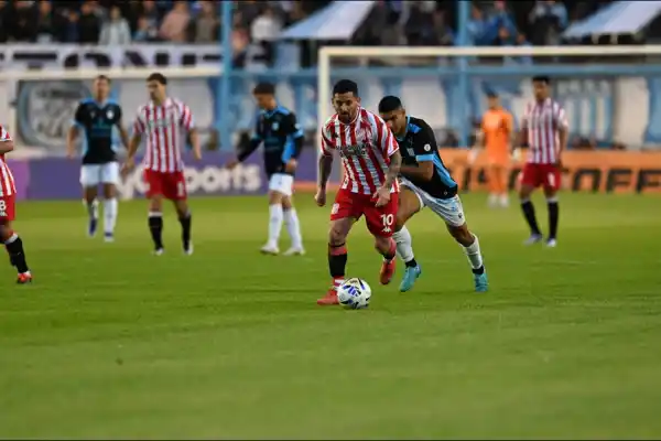 Racing desarmó a San Martín en Córdoba y le recordó que en la Primera Nacional no hay fórmulas infalibles