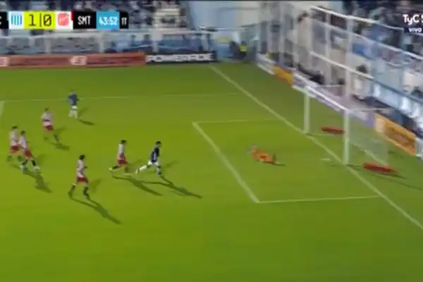 El insólito gol de Sergio González: marcó para Racing de Córdoba y rompió la red contra San Martín de Tucumán