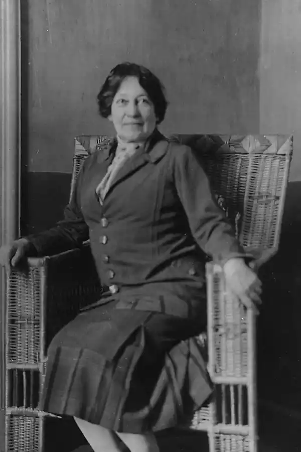 La genialidad de Lola Mora trasciende el tiempo, en viejas fotos o recreadas con IA