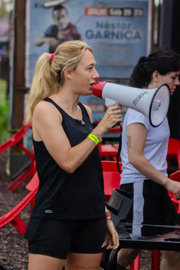 DIRIGE. Con megáfono en mano, Delfina Culela marca el ritmo y contagia entusiasmo durante el entrenamiento de Rush.
