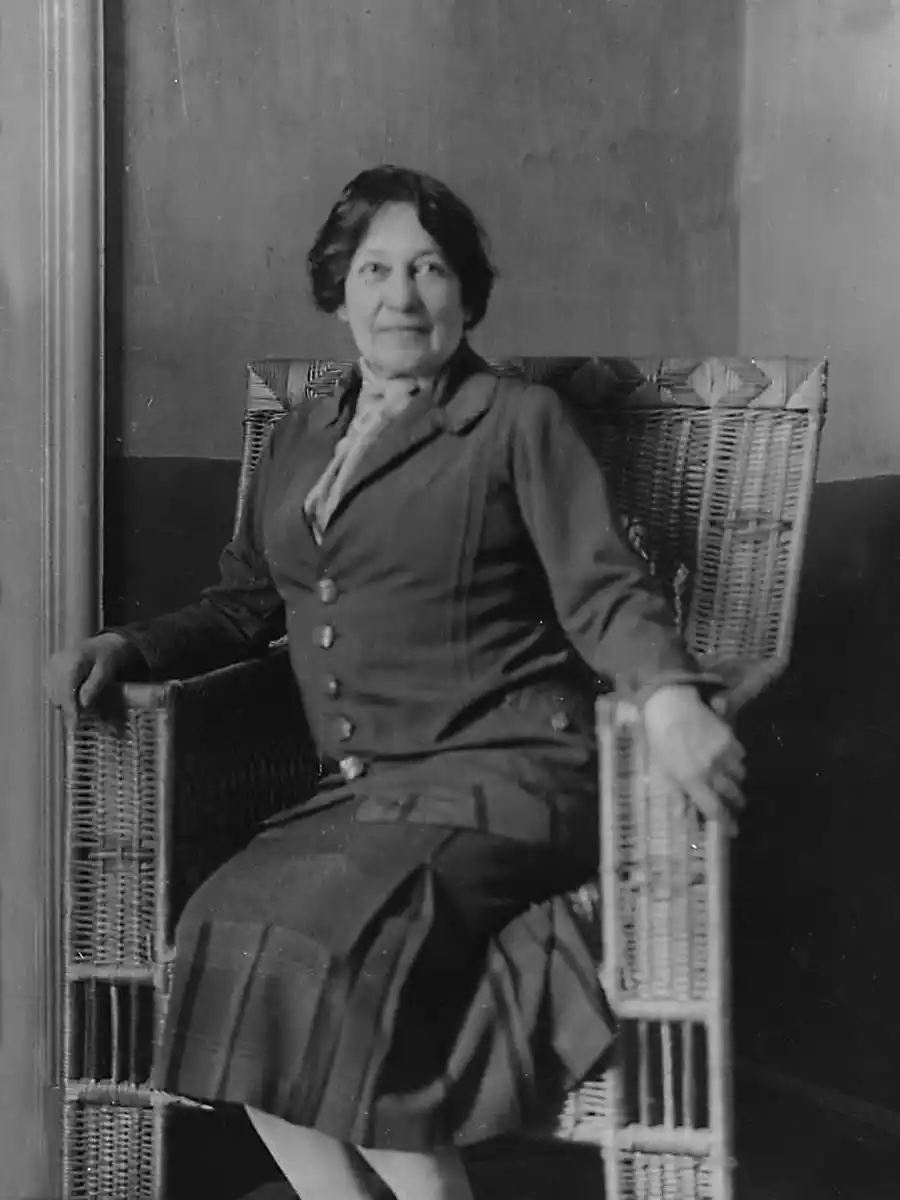 La genialidad de Lola Mora trasciende el tiempo, en viejas fotos o recreadas con IA