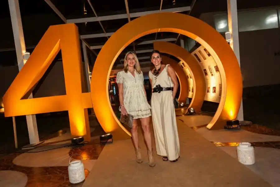 LLEGANDO CON PRESTANCIA. Josefina María Correa y Belén Correa no se perdieron el evento.