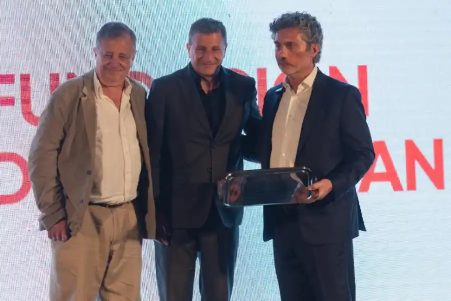 REPRESENTANTE. Walter Berarducci entregó el reconocimiento de parte del vicegobernador Miguel Acevedo.