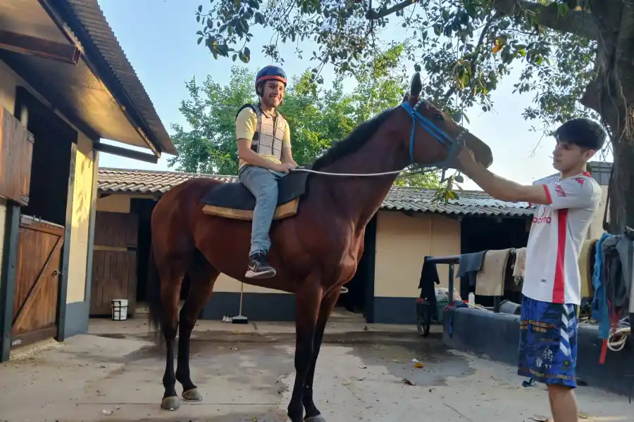 POR LA REVANCHA. Julián Bethencourt, que el año pasado tuvo su debut en el Gran Premio, montará a Dragonet.