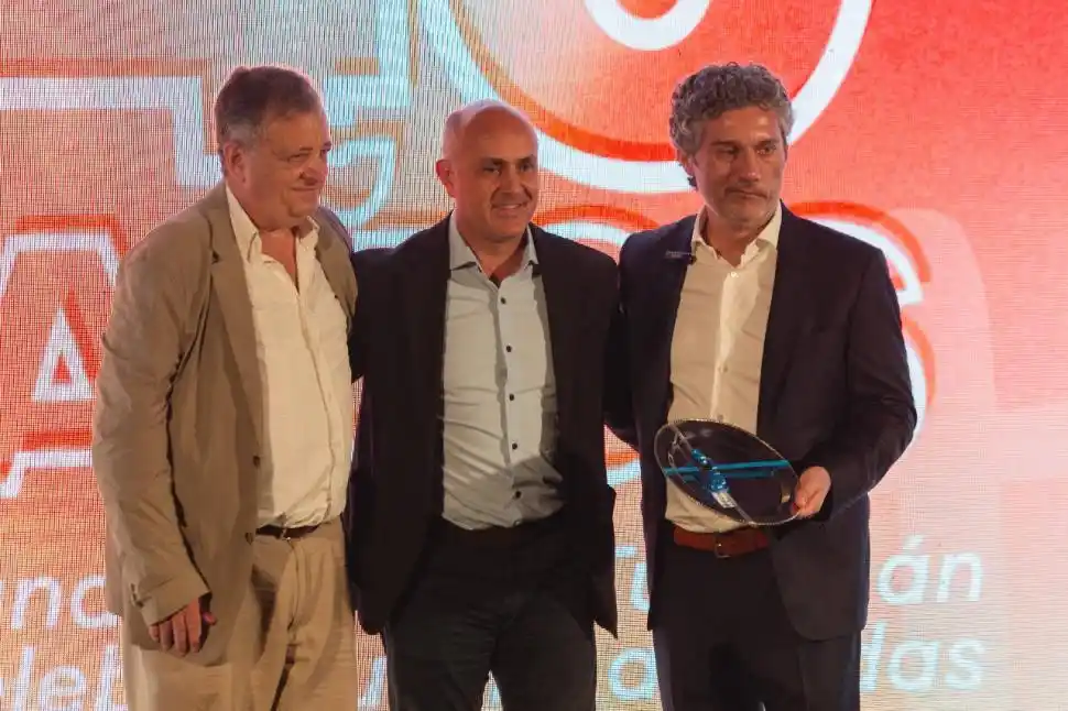 EN MANO. El intendente Alejandro Molinuevo llevó en persona el reconocimiento de Municipalidad de Concepción a la Fundación del Tucumán.