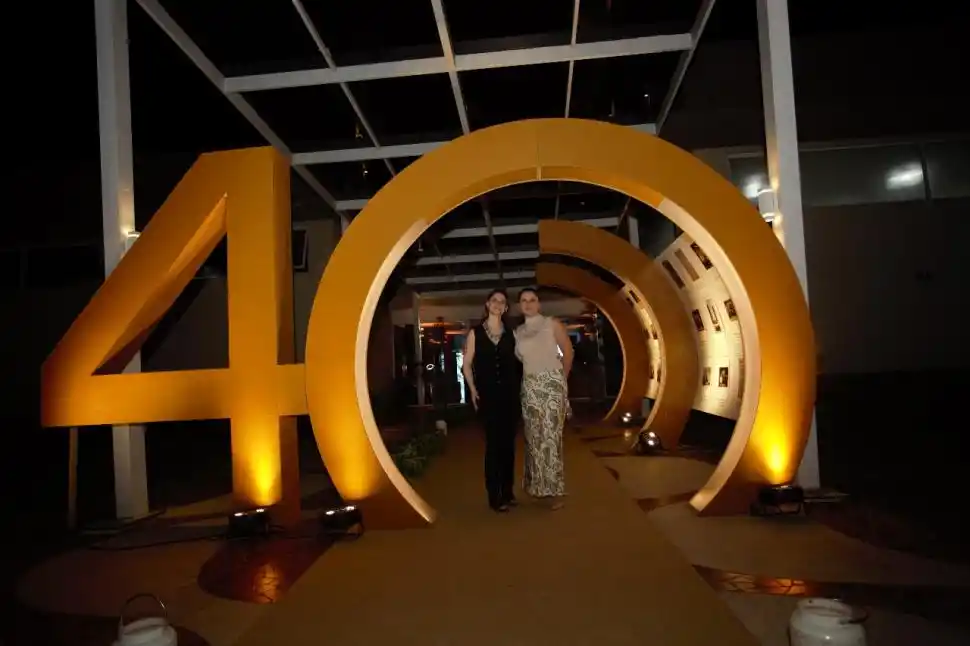 BAJO LOS 40 AÑOS. Jeanette Larrouy y Soledad Bestani.