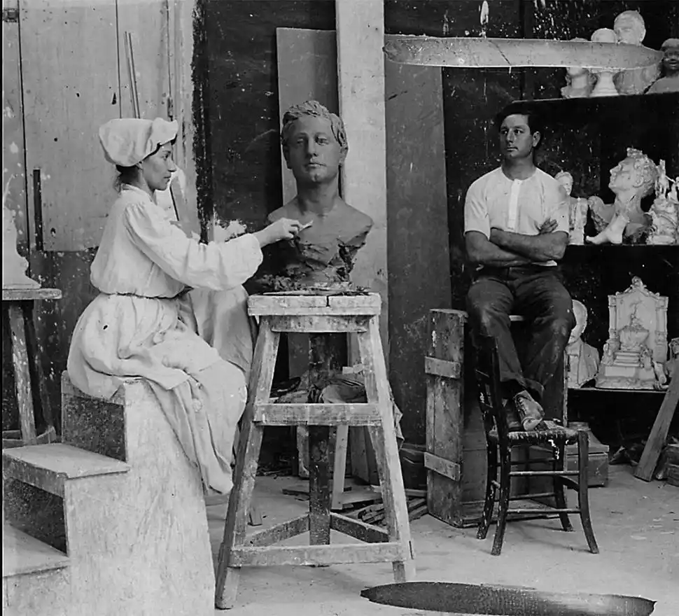 EL AÑO SIGUIENTE. Esta foto guardada en el Archivo General de la Nación la muestra en su taller romano en 1905, un año después de los sucesos narrados en la nota.