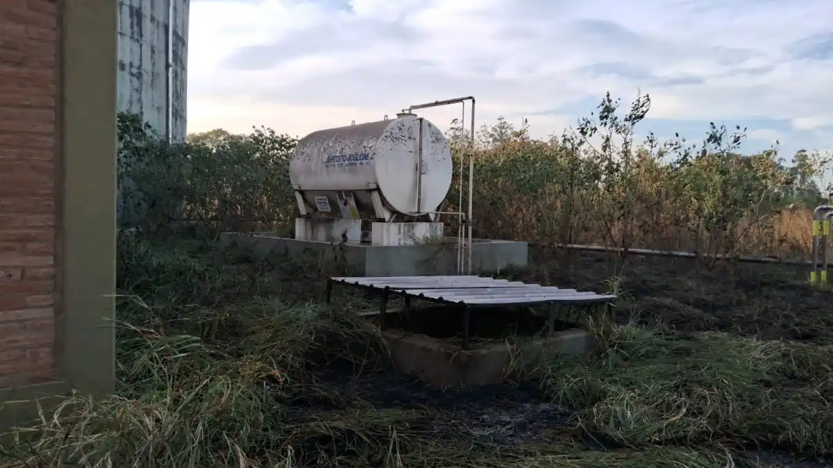 Quema de pastizales: el fuego se acercó a una planta de la SAT en Los Vázquez y hubo riesgo de explosión