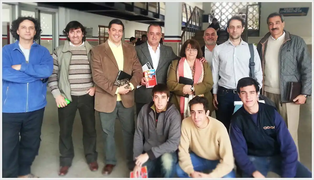 AÚN EN LA SECUNDARIA. Thomas Coronel recuerda cómo, aún en la secundaria, lo impactó una charla de Emiliano Kargieman, CEO de Satelogic, sobre satélites de observación de la Tierra. / CORTESÍA THOMAS CORONEL