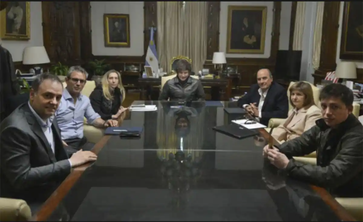MESA POLÍTICA: Milei reunió a su círculo íntimo en la Casa Rosada.
