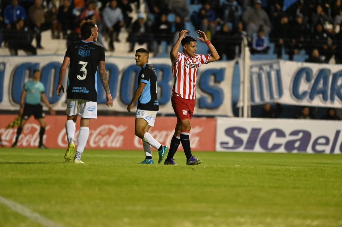 CON BRONCA. Martín Pino se queja por las decisiones arbitrales en la derrota con Racing de Córdoba.