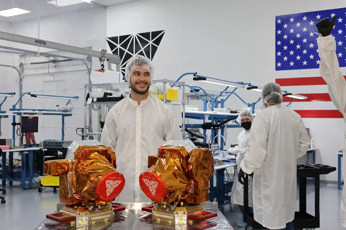 COMUNICACIÓN ÓPTICA EN ÓRBITA. Junto a las terminales que se lanzaron el 10 de septiembre de 2025. / CORTESÍA THOMAS CORONEL