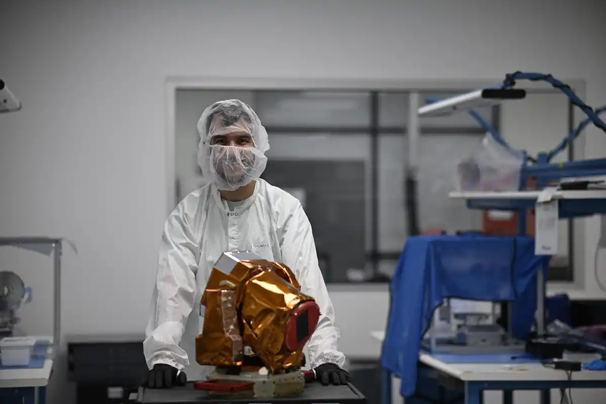 DE TAFÍ AL ESPACIO. El tucumano Thomas Coronel forma parte del equipo de Skyloom que desarrolla terminales ópticas de comunicación para satélites, una tecnología que promete transformar la transmisión de información a nivel global. / CORTESÍA THOMAS CORONEL 