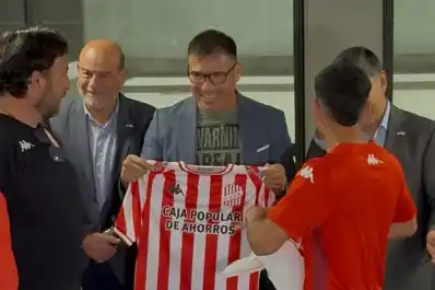 Sergio “Maravilla” Martínez dio una charla motivacional en Tucumán y posó con la camiseta de San Martín