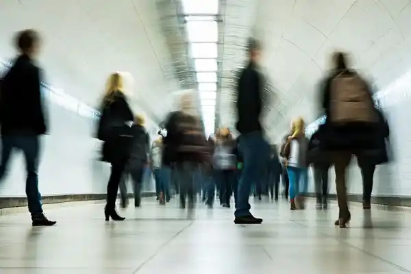 Un estudio comprobó que vivir a las corridas nos hace menos cordiales