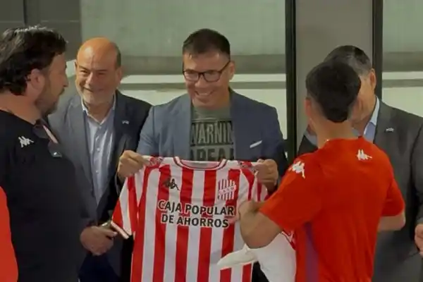 Sergio “Maravilla” Martínez dio una charla motivacional en Tucumán y posó con la camiseta de San Martín