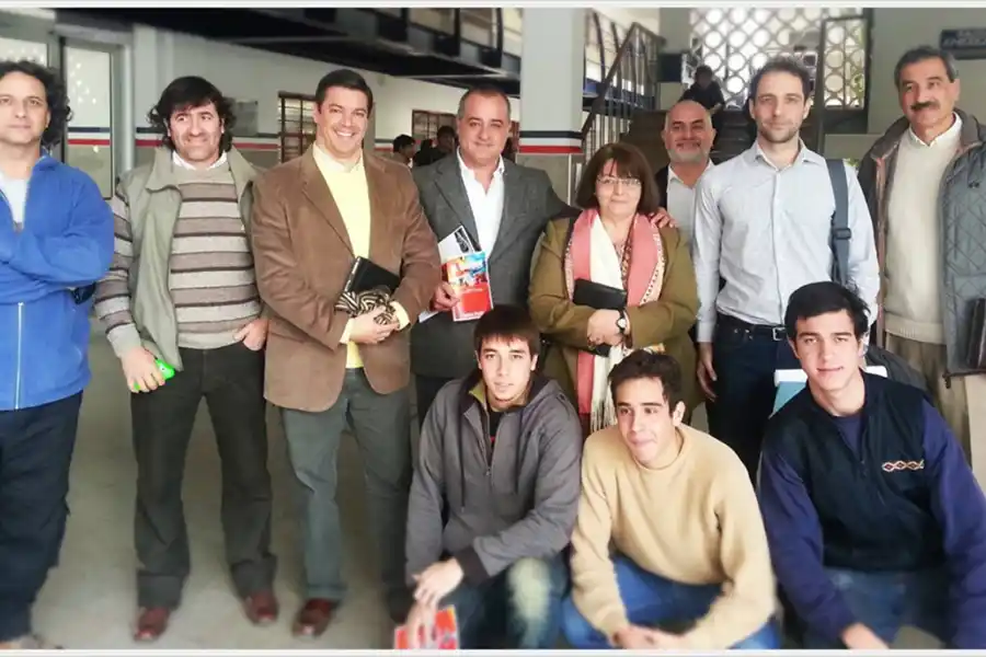 AÚN EN LA SECUNDARIA. Thomas Coronel recuerda cómo, aún en la secundaria, lo impactó una charla de Emiliano Kargieman, CEO de Satelogic, sobre satélites de observación de la Tierra. / CORTESÍA THOMAS CORONEL