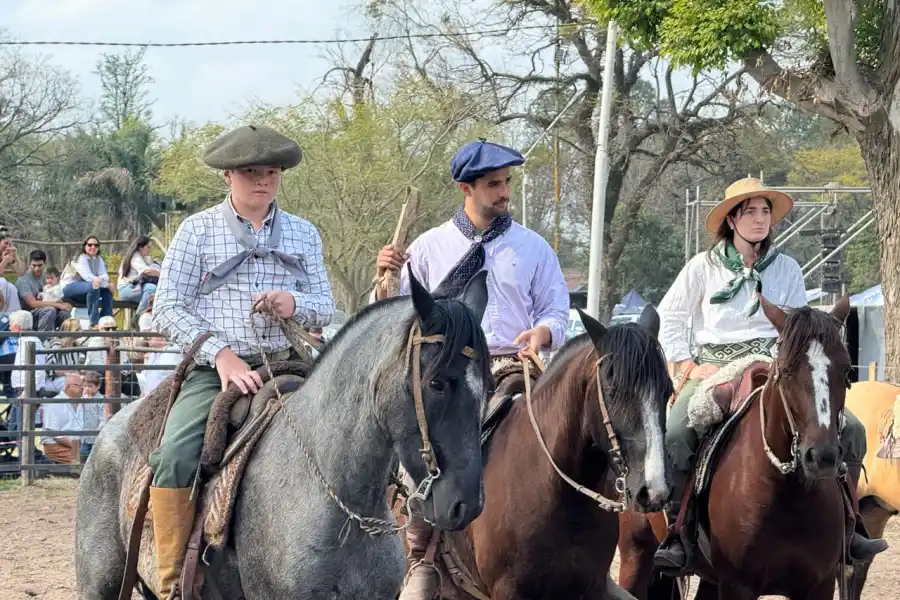 EN LA RURAL. Lucas Estrada, Santos Balmaceda y Belén Fehrman.