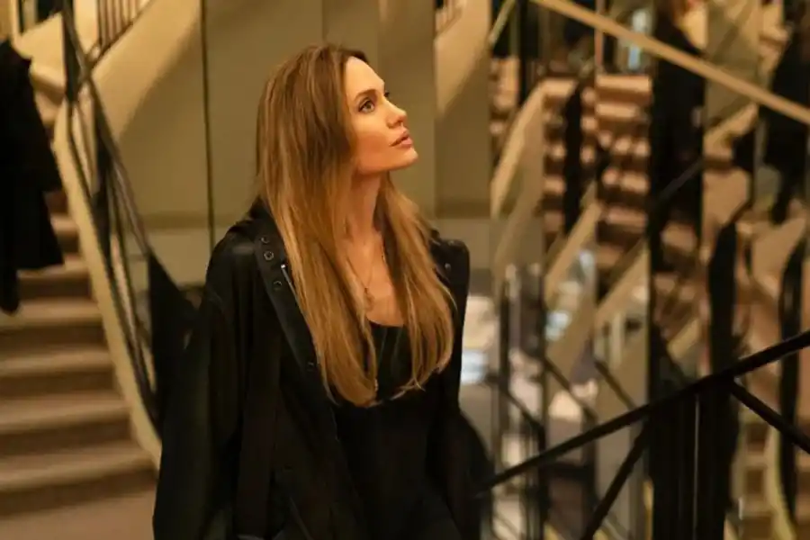 PROTAGONISTA. Jolie usó su experiencia personal para “Couture”.