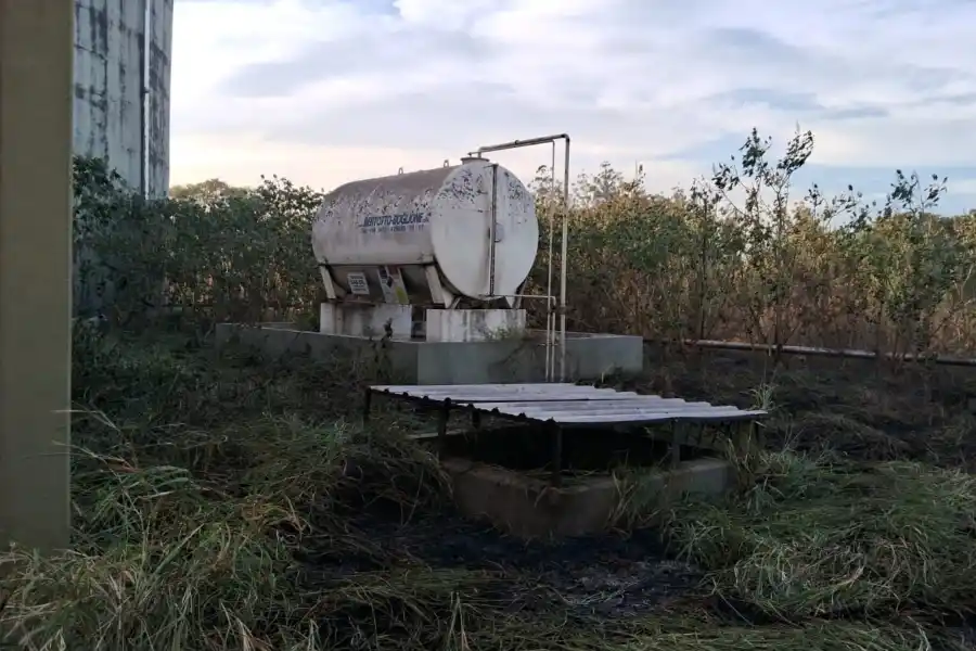 Quema de pastizales: el fuego se acercó a una planta de la SAT en Los Vázquez y hubo riesgo de explosión