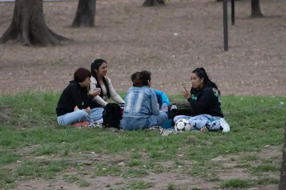 AMIGAS. Se vio pocos grupos de amigos que celebraban la fecha especial