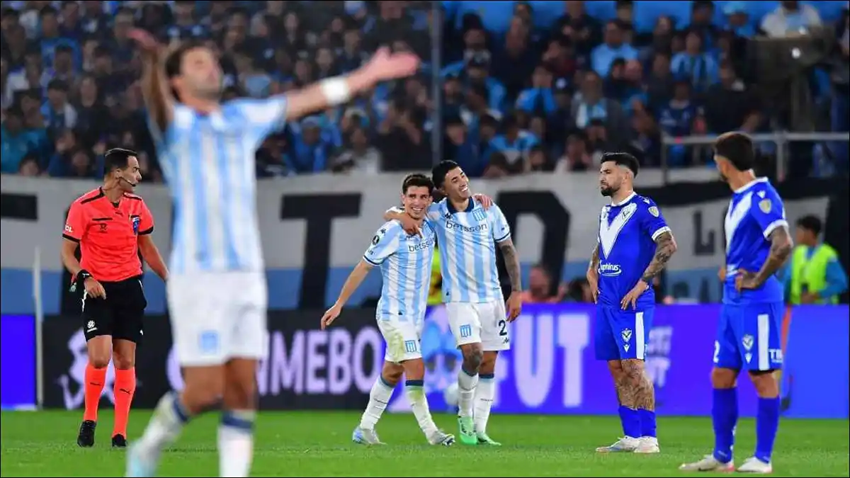 FIESTA EN EL CILINDRO. Racing celebró la clasificación ante su gente tras eliminar a Vélez.