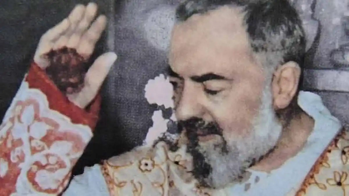 La increíble vida del Padre Pío: estigmas, ataques demoniacos, milagros y 16 horas en el confesionario