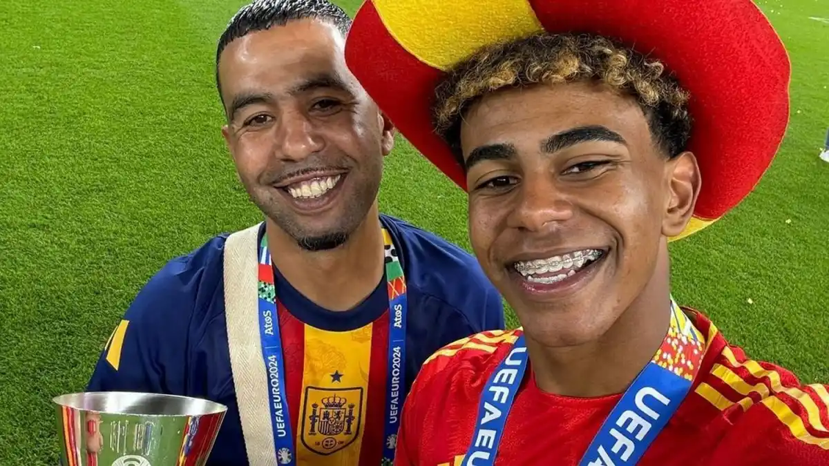 Mounir Nasraoui y Lamine Yamal en los festejos de la Eurocopa.