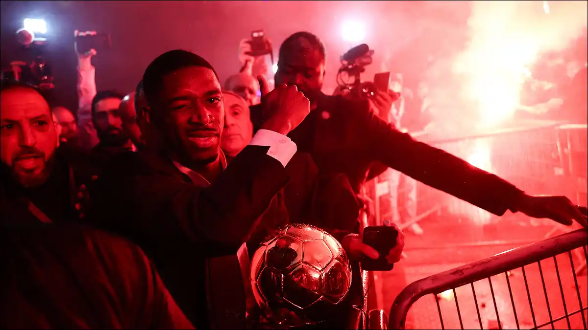 ORGULLO FRANCÉS. Dembélé posó con el trofeo en las calles de París, en medio de la admiración de los fanáticos.