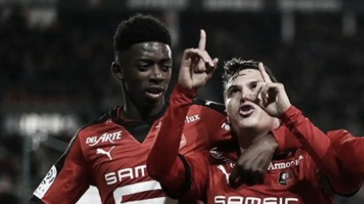 Ousmane Dembélé abraza a Juan Fernando Quintero cuando eran compañeros en Rennes.
