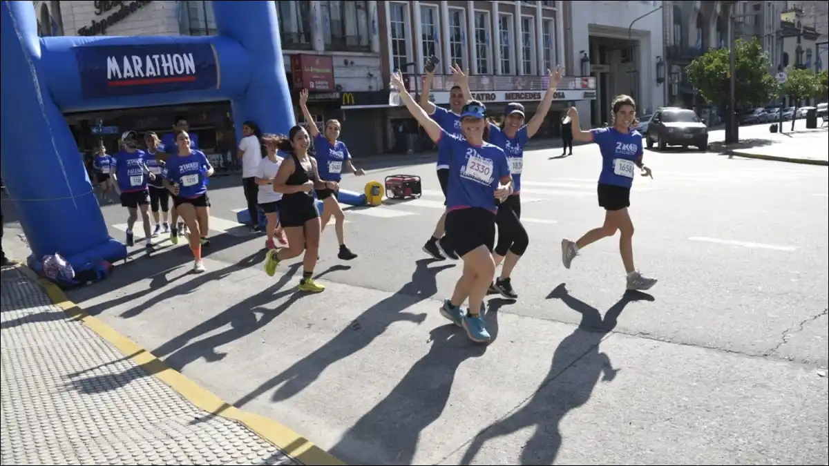 PASIÓN EN LAS CALLES. La edición 2024 reunió a miles de corredores y familias en un recorrido que convirtió a la ciudad en una verdadera fiesta del deporte.