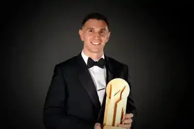 El insólito blooper que dio como ganador al Dibu Martínez en el Balón de Oro