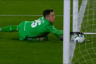 ¿Entró toda la pelota?: la increíble jugada que salvó el arquero de Racing y dejó sin gol a Vélez en Avellaneda