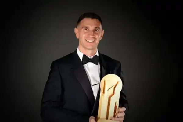 El insólito blooper que dio como ganador al Dibu Martínez en el Balón de Oro